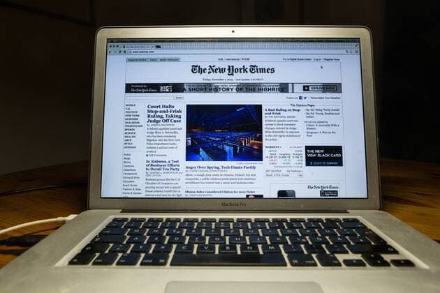 USA, United States of America, New York: Online-Publishing, Umsatzzuwächse hat die New York Times der wachsenden Zahl ihrer Digital-Abonnenten zu verdanken. Im Jahresvergleich hat die Zahl der Abonnenten bei den digitalen Ausgaben um 28 Prozent auf 727.000 zugenommen. Vor rund zweieinhalb Jahren hatte die New York Times eine Bezahlschranke (Metered Paywall) eingeführt. Nach einer bestimmten Anzahl von Zugriffen im Monat werden Nutzer aufgefordert, ein Abo abzuschließen.