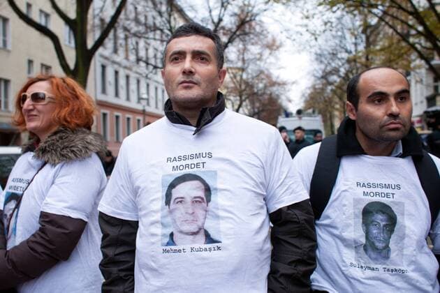 Ein Jahr nach Bekanntwerden der Mordserie des rechtsterroristischen NSU demonstrieren in Berlin mehrere tausend Menschen unter dem Motto: In Gedenken an die Opfer der NSU - Das Problem heißt Rassismus! Schluss mit der Vertuschung!. Am Gedenktag zum Jahrestag der Aufdeckung der Mordserie der Zwickauer Terrorzelle Nationalsozialistischer Untergrund protestieren die Demonstranten gegen alltäglichen Rassismus der Gesellschaft und fordern eine rückhaltlose Aufklärung der Morde und eine Abschaffung des Verfassungsschutzes. Demonstranten tragen T-Shirts mit dem Aufdruck Rassismus mordet und den Fotos der Opfer der rechtsextremen Mordserie. Gedenken NSU-Opfer MR:N