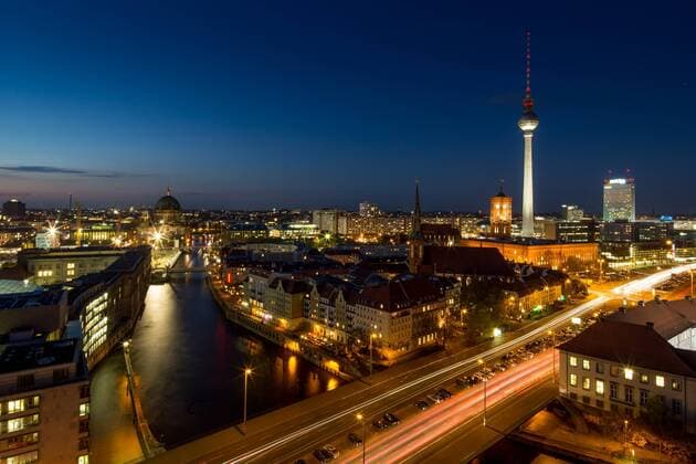 Berlin - Nicolaiviertel mit Fernsehturm Berlin, Berliner, Hauptstadt, Stadt, city, cities, Staedte, Europa, europe, tagsueber, Aussenaufnahme, draussen, Innenstadt, Deutschland, germany, Europa, europe, Architektur, Stadtzentrum, Ostberlin, Ostberliner, Stadtmitte, Stadt, citiy, cities, Staedte, Bauwerke, building, buildings, place, Fernsehturm in Berlin, Berliner, Fernsehtuerme, Kommunikation, Sendeturm, tower, Stadt, city, Sendemast, communication, Turm, tower, towers, Tuerme, Wahrzeichen, Sehenswuerdigkeit, Nachtaufnahme, Mitte, Nicolaikirche, Nicolai Kirche, Nicolaiviertel, Spree, Spreeufer,