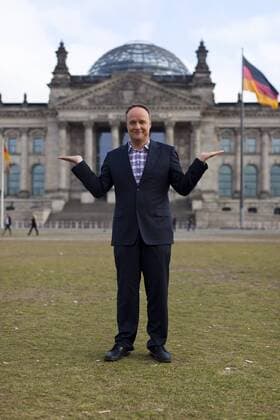 4227 Oliver Welke: DEUTSCHLAND,BERLIN, BERLIN, (GERMANY,EUROPE), 09.02.2011: Der Comedian und Moderator der Heute Show im ZDF, Olover Welke, steht auf der Wiese vor dem Reichstagsgebauede. Oliver Welke