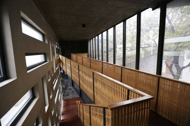 Architektur von Wang Shu NANJING, CHINA - NOVEMBER 02: (CHINA OUT) Photo shows SAN-HE RESIDENCE building designed by Chinese architect Wang Shu at the Foshou Lake on November 2, 2013 in Nanjing, Jiangsu Province of China. The CIPEA project (China International Practical Exhibition of Architecture), containing 24 buildings designed by 24 world outstanding architects, will be open to the public in July 2014.  CFP445682460