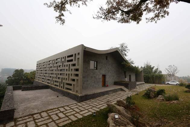 Architektur von Wang Shu NANJING, CHINA - NOVEMBER 02: (CHINA OUT) Photo shows SAN-HE RESIDENCE building designed by Chinese architect Wang Shu at the Foshou Lake on November 2, 2013 in Nanjing, Jiangsu Province of China. The CIPEA project (China International Practical Exhibition of Architecture), containing 24 buildings designed by 24 world outstanding architects, will be open to the public in July 2014.  CFP445682479
