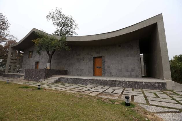 Architektur von Wang Shu NANJING, CHINA - NOVEMBER 02: (CHINA OUT) Photo shows SAN-HE RESIDENCE building designed by Chinese architect Wang Shu at the Foshou Lake on November 2, 2013 in Nanjing, Jiangsu Province of China. The CIPEA project (China International Practical Exhibition of Architecture), containing 24 buildings designed by 24 world outstanding architects, will be open to the public in July 2014.  CFP445682484