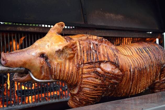 Spanferkel am Griller  1077401073