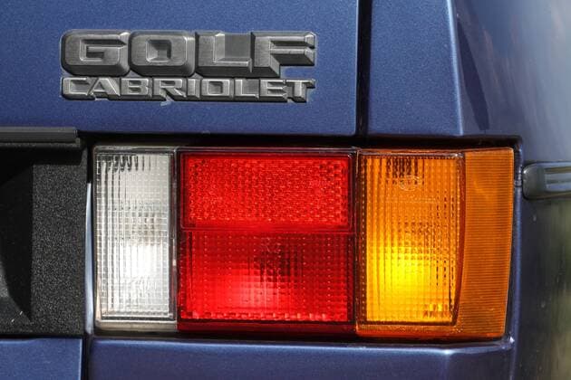 Rücklicht Rückleuchte (Bremslicht, Blinker, Rückfahrscheinwerfer) und Schriftzug am VW Golf Cabriolet (Baujahr 1993, 98 PS, Farbe: Inkablau Metallic, Youngtimer, Cabrio).
