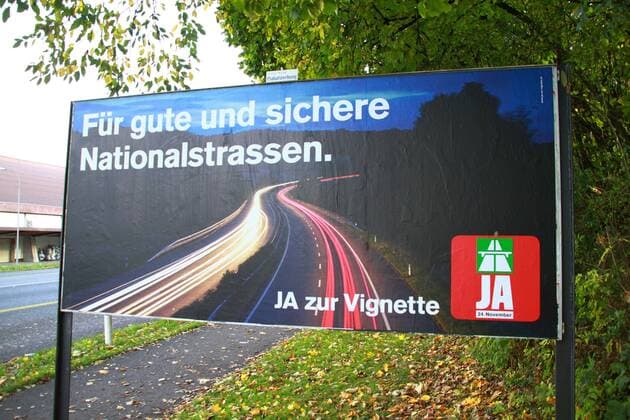 11.11.2013 Am 24 November stimmen die Schweizer ueber die Erhoehung des Preises der Autobahnvignette von heute 40 auf 100 Franken ab Bild zeigt ein Wahlplakat fuer eine Verteuerung der Vignette 
