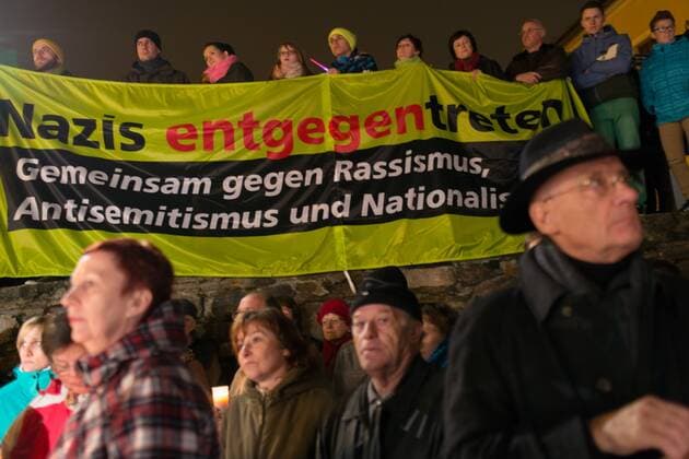 Bürger protestieren auf einer Kundgebung der demokratischen Parteien gegen einen Fackelmarsch gegen Asylbewerber in Schneeberg: Begleitet von mehreren Gegendemonstrationen findet in Schneeberg der dritte Facklemarsch von Neonazis und Bürgern (Lichtellauf) gegen die Unterbringung von Flüchtlingen in der ehemaligen Jägerkaserne mit ca. 1500 Teilnehmern statt. Der Aufmarsch ist von dem lokalen NPD-Funktionär Stefan Hartung angemeldet, neben organisierten Neonazis nehmen auch zahlreiche Bürger Schneebergs an dem Fackelmarsch teil. Am Rande des Aufmarsches werden mehrfach Journalisten von Auzugsteilnehmern bedroht, ein Pressefotograf wird zusammengeschlagen und muss im Krankenhaus behandelt werden. Gegen den Aufmarsch protestieren mehrere hundert Bürger auf einer Kundgebung der demokratischen Parteien Schneebergs, an einer überregionalen Demonstration von Antifagruppen beteiligten sich ca. 15