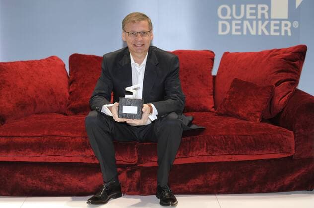 Günther JAUCH (TV Moderator),mit dem Ehrenpreis,sitzt auf einem roten Sofa. Verleihung der Querdenker Awards 2013 am 21.11.2013.