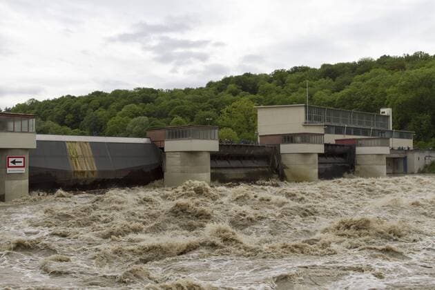 Hochwasser an der Donau bei Ulm, Kraftwerk Thalfingen, Baden-Württemberg, Deutschland, Europa ibljge03772124.jpg