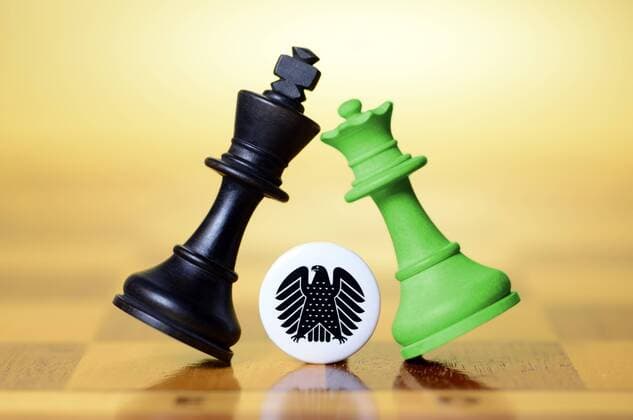Laut Politbarometer ist Schwarz-GrÃ¼n die beliebteste Koalition in Deutschland - Fotomontagen Schwarze und grÃ¼ne Schachfigur mit Bundesadler, Symbolfoto Schwarz-grÃ¼ne Koalition ** NUR FUER REDAKTIONELLE ZWECKE ** EDITORIAL USE ONLY **