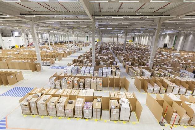 Logistikzentrum von Amazon in Koblenz Rheinland-Pfalz Mitarbeiter nehmen am Dienstag (26.11.13) im amerikanischen e-commerce (elektronischer Handel) Versandhaus Amazon in Koblenz bestellte Waren zur weiteren Bearbeitung an. Im Logistikzentrum von Amazon in Koblenz werden in drei Schichten Weihnachtsgeschenke verpackt. Nach Angaben von Amazon bekommt jeder Mitarbeiter Weihnachtsgeld in Koblenz, auch die Leiharbeiter.
