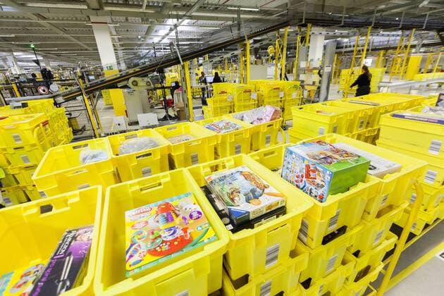 Logistikzentrum von Amazon in Koblenz Rheinland-Pfalz Mitarbeiter nehmen am Dienstag (26.11.13) im amerikanischen e-commerce (elektronischer Handel) Versandhaus Amazon in Koblenz bestellte Waren zur weiteren Bearbeitung an. Im Logistikzentrum von Amazon in Koblenz werden in drei Schichten Weihnachtsgeschenke verpackt. Nach Angaben von Amazon bekommt jeder Mitarbeiter Weihnachtsgeld in Koblenz, auch die Leiharbeiter.