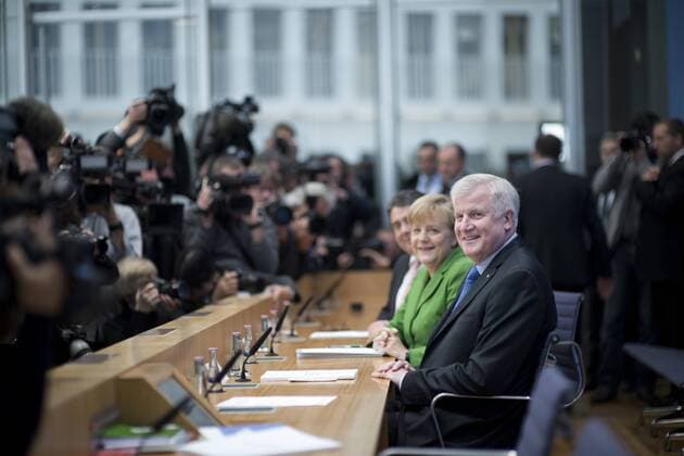 Merkel, Gabriel, Seehofer, Koalitionsvertrag DEU, Deutschland, Germany, Berlin, 27.11.2013 Sigmar Gabriel, Vorsitzender der SPD, Angela Merkel, Bundeskanzlerin und Vorsitzende der CDU, und Horst Seehofer, Ministerpräsident von Bayern CSU (v.l.n.r.). Bundespressekonferenz zum Thema Vorstellung des Koalitionsvertrages. Bundespolitik, Deutsche Politik, Bundesrepublik Deutschland, Bundeskanzlerin, Persönlichkeit, Europa, Politiker, 2013, Koalition, Koalitionsvertrag Sigmar Gabriel, leader of the SPD, Angela Merkel, Chancellor of Germany and leader of the CDU, and Horst Seehofer, leader of the CSU and Minister of Bavaria (v.l.t.r.). Presentation of the coalition treaty in Berlin. Politics, Germany, Politician, 2013, Europe