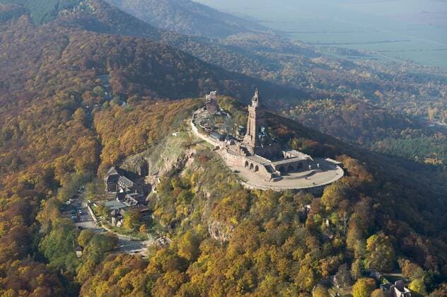 Luftaufnahme, Kyffhäuserdenkmal im Herbst, Steinthaleben, Kyffhäuserland, Kyffhäusergebirge, Thüringen, Deutschland, Europa iblhwo03785919.jpg