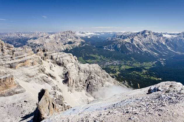 Ausblick vom Gipfel der Tofana di Rozes, hinten der Monte Cristallo, unten das Dorf Cortina d Ampezzo, Ampezzaner Dolomiten, Belluno, Italien, Europa iblles03786971.jpg