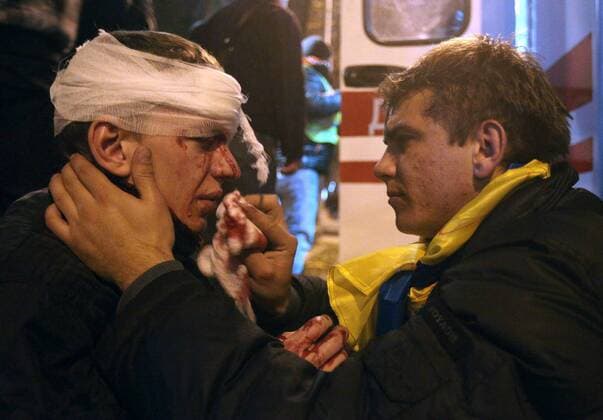 pro-EU demonstrations, Kiev, Ukraine UKRAINE, 01.12.2013, Kiew. Gewaltsame Auseinandersetzungen mit der Polizei, in die möglicherweise auch Provokateure verwickelt waren. Demonstration gegen die Regierung des Präsidenten Janukovich, der das Assoziierungsabkommen mit der EU nicht unterzeichnen will, sondern stattdessen die Nähe Russlands sucht. Violent clashes with the police, possibly influenced by agents provocateurs. Demonstrations against the government of president Yanukovich who is not willing to sign the integration treaty with the EU but instead favours close ties to Russia.