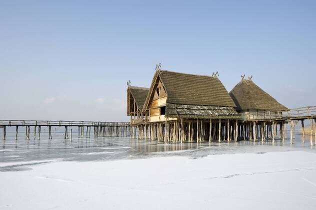 Pfahlbaumuseum und zugefrorener Bodensee, UNESCO-Weltkulturerbe, Unteruhldingen, Baden-Württemberg, Deutschland, Europa ibldjs03789937.jpg