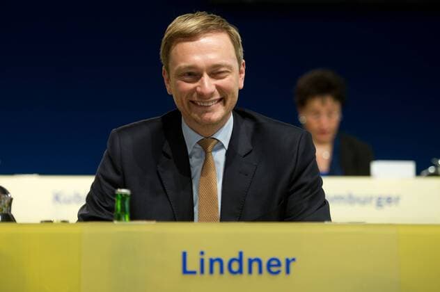 Berlin, Christian Lindner, Partei- und Fraktionsvorsitzender in Nordrhein-Westfalen zwinkert am Samstag (07.12.13) beim FDP-Bundesparteitag.