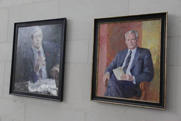 Berlin, Bundeskanzleramt, Foyer, Ahnengalerie, Foto: Helmut Schmidt,(gemalt von Bernhard Heisig), Willy Brand, (gemalt von Olaf Petersen)