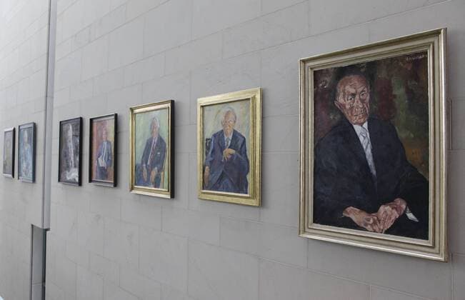 Berlin, Bundeskanzleramt, Foyer, Ahnengalerie, Foto: Kurt Georg Kiesinger, (gemalt von Günter Rittner), Ludwig Erhard, (gemalt von Günter Rittner), Konrad Adenauer, (gemalt von Hans-Jürgen Kallmann)