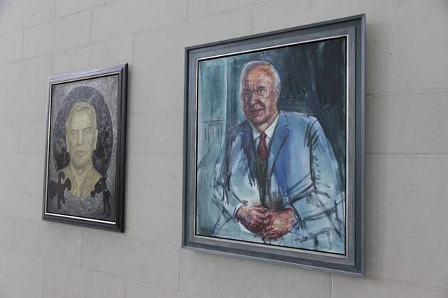 Berlin, Bundeskanzleramt, Foyer, Ahnengalerie, Foto: Gerhard Schröder (gemalt von Jörg Immendorff), Helmut Kohl, (gemalt von Albrecht Gehse)