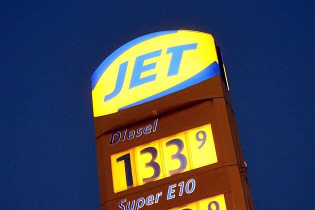 Jet Tankstelle in der Abenddaemmerung an einem Autobahnzubringer in Muenchen, Bayern, Deutschland