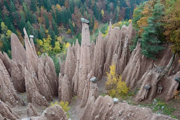 Erdpyramiden zwischen bunten Herbstbäumen - McPVLZ
