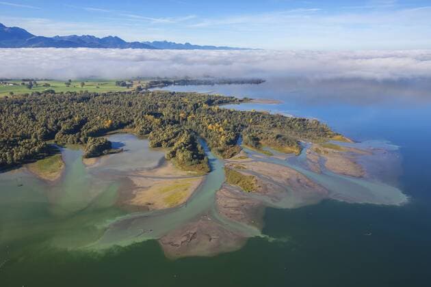 Chiemsee mit Delta der Tiroler Achen, Deutschland, Bayern, Chiemsee Chiemsee and Tiroler Achen river delta, Germany, Bavaria, Lake Chiemsee BLWS353496