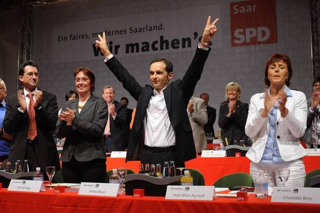 Heiko Maas, SPD-Landes- und Fraktionsvorsitzender, feiert am Freitag (08.05.2009) beim 26. Ordentlichen Parteitag der Saar-SPD in der Saarlandhalle Saarbrücken seine Wiederwahl zum Landesvorsitzenden mit 98 Prozent. Maas08050910D.JPG