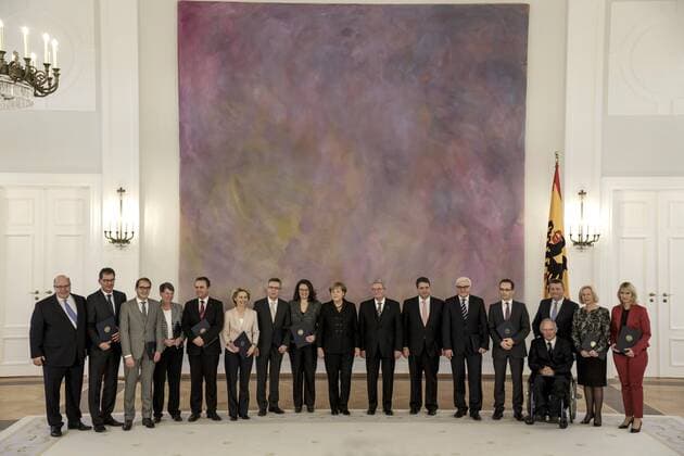 Berlin,GER,Deutschland,17.12.2013,Ernennung der Bundesminister durch Herrn Bundespräsident Joachim Gauck,Schloss Bellevue, Bundespräsidialamt,v.l.n.r:Peter Altmaier(CDU),Gerd Müller(CSU), Alexander Dobrindt(CSU), Barbara Hendricks (SPD), Dr. Hans-Peter Friedrich(CSU),Ursula von der Leyen(CDU), Dr. Thomas de Maiziere(CDU),Andrea Nahles(SPD),Bundeskanzlerin Dr.Angela Merkel(CDU),Bundespraesident Joachim Gauck, Sigmar Gabriel(SPD),Frank-Walter Steinmeier(SPD), Heiko Maas(SPD),Hermann Gröhe(CDU), Wolfgang Schäuble(CDU), Johanna Wanka(CDU),Manuela Schwesig(SPD)