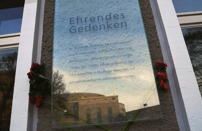 18122013, Berlin Mitte-Tiergarten: Seit gestern erinnert die Partei die LINKE an der Parteizentrale, dem Karl-Liebknecht-Haus, mit einer Gedenktafel an die Opfer des Stalinismus. Matthias Hoehn und Katja Kipping haben die Gedenktafel gestern enthuellt.