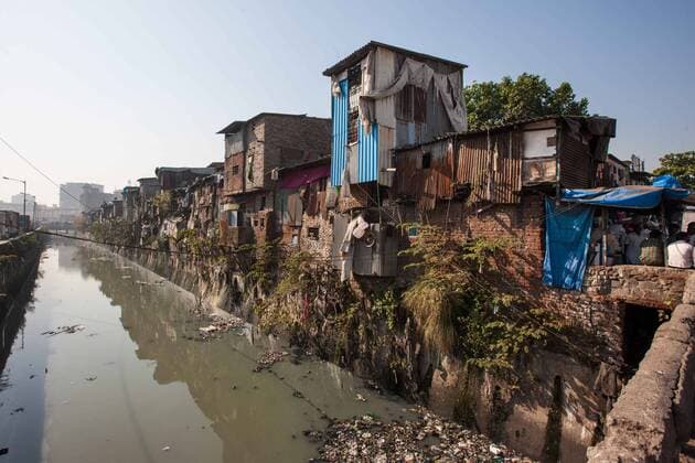 (131218) -- MUMBAI, Dec. 18, 2013 (Xinhua) -- A slum area is seen in Mumbai, India, Dec. 18, 2013. (Xinhua Zheng Huansong) INDIA-MUMBAI-SLUM AREA-LIFE 