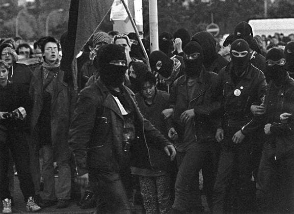 autonome Demo 3. Oktober 1990 Deutschland, Berlin, 03.10.1990, Randale, Demo der Autonomen (Schwarzer Block) zur Wiedervereinigung am 3. Oktober 1990, der Autonome Block am Alexanderplatz,