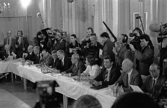 1. Runder Tisch Deutschland, Berlin, 07.12.1989, erster Runder Tisch im Bonhoeffer - Haus, Saal der Brüdergemeinde, in Berlin, rechts die Vertreter der Regierung, Lothar de Maiziere (6. v. links), Ibrahim Boehme (5. v. links),