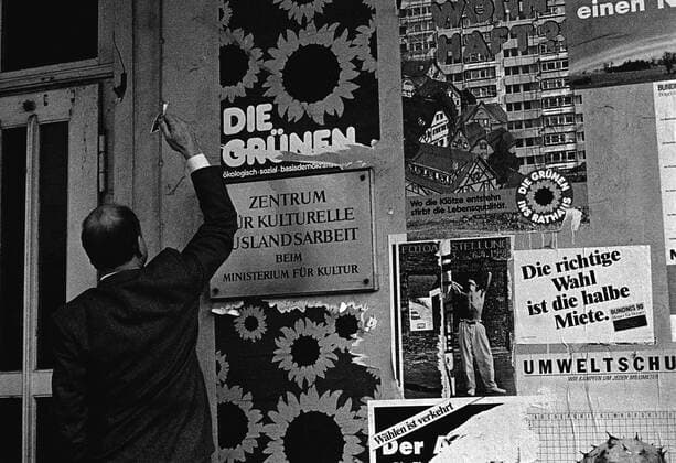 1. Wahl nach der Wende in der DDR Deutschland, Berlin, 16.03.1990, Wahlplakate zur ersten Wahl nach der Wende, ein Mann reist ein Plakat der Grünen herunter ....,
