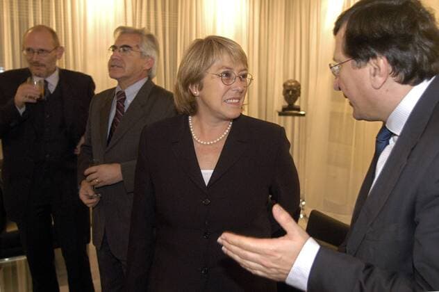 Michelle Bachelet Meeting in Friedrich-Ebert-Stiftung : Michelle Bachelet, left of her: Ambassador of Chile (in Germany): Mario Fernandey, right of her: Büste of earlier chairman of SPD Willy Brandt, DEU, Berlin-Tiergarten, 17.11.2004; Â