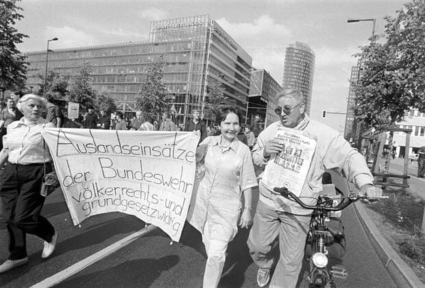 Gelöbnix Gelöbnix , Demonstration gegen das Rekrutengelöbnis im Bendlerblock, Kampagne gegen Wehrpflicht, Jusos, Attac, Antifa etc., am Potsdamer Platz, DEU, Berlin-Tiergarten, 20.07.2002;