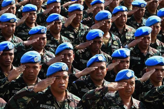 (131220) -- QUEZON CITY, Dec. 20, 2013 (Xinhua) -- Soldiers from the UN Peacekeepers of the Armed Forces of the Philippines (AFP) salute during the celebration of the 78th anniversary of AFP at Camp Aguinaldo in Quezon City, the Philippines, Dec. 20, 2013. (Xinhua Rouelle Umali) PHILIPPINES-QUEZON CITY-AFP 78TH ANNIVERSARY 