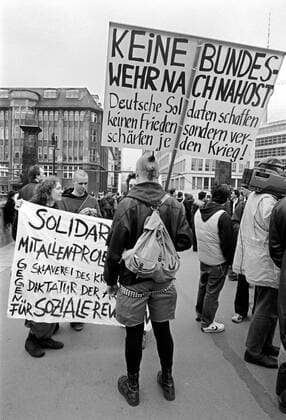 Pro Jüdische Kundgebung Solidarität mit Israel , Pro Jüdische Kundgebung auf der Friedrichsbrücke, gegen die in der Nähe vorbeiführende Nahost Demo der Palästinenser, als Protest gegen einseitige Verurteilung Israels im Nahost Konflikt, gegen antisemitischen Terror, Punk mit Transparent: Keine Bundeswehr nach Nahost , DEU, Berlin-Mitte, 13.04.2002;