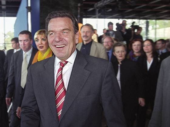 Gerhard Schroeder Koalitionsvertrag Gerhard Schroeder (Bundeskanzler) beim Verlassen der Neuen Nationalgalerie, wo der Koalitionsvertrag der Rot-grünen Regierung unterschrieben wurde, gefolgt von Claudia Roth (links von ihm), (v.l.n.r.:) Jürgen Trittin (Bündnis 90 Die Grünen) Wolfgang Thierse (SPD, Bundestagspräsident), Renate Künast (Bündnis 90 Die Grünen), Kerstin Mueller (Bündnis 90 Die Grünen), DEU, Berlin-Tiergarten, 16.10.2002; form:port