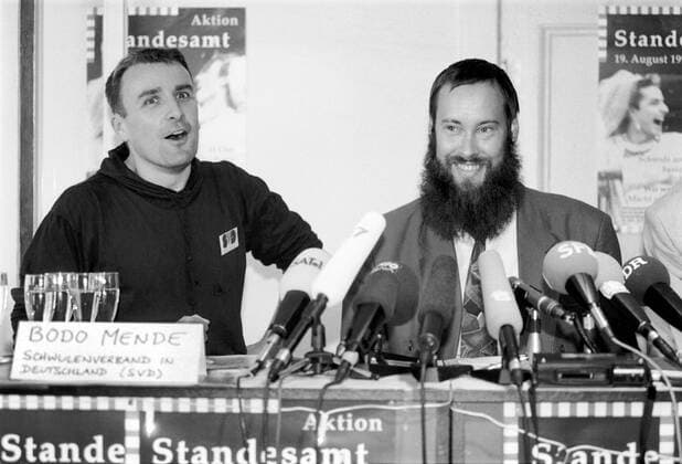 Aktion Standesamt Aktion Standesamt , Lesbische und Schwule Paare versuchen ein Aufgebot zu machen; Pressekonferenz im Manometer , mit Bodo Mende- Schwulenverband in Deutschland SVD (links) und Senator Thomas Krueger, DEU, Berlin-Lichtenberg, 19.08.1992;