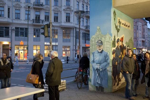 Imbiss Konnopke Deutschland, Berlin, 16.11.2009, am Imbissstand Konnopke, unter dem U-Bahnviadukt, an der Schönhauser Allee, Kreuzung Kastanienallee, Geschäft seit 1930, als erste die Currywurst in der Hauptstadt der DDR eingeführt, form:coun