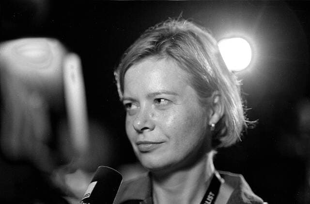 Gesine Loetzsch Wahlparty der PDS zur Bundestagswahl, in der Arena in Treptow, Gesine Loetzsch, hat die Direktkandidatur in Lichtenberg gewonnen, schlechtes Wahlergebnis der PDS (ca. 4%), DEU, Berlin-Treptow, 22.09.2002;
