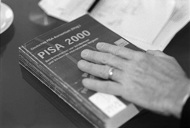 Pisa - Studie Klaus Boeger, Senator für Bildung, Jugend und Sport (SPD), mit der Pisa Studie, DEU, Berlin-Mitte, 07.12.2001;