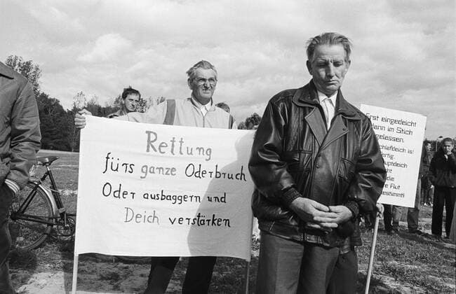 Hochwasser an der Oder Protestkundgebung der Buergerinitiative Rettet das Oderbruch von Bewohnern des Oderbruchs gegen die schleppende Reparatur der Deiche und gegen einen Besiedlungsstop des Oderbruchs nach dem Hochwasser, auf einem ehem. Sandabfuell - und Hubschrauberlandeplatz, DEU, Hohenwutzen, 14.09.1997, Deutschland, Â