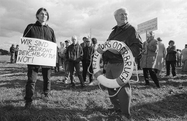 Hochwasser an der Oder Protestkundgebung der Buergerinitiative Rettet das Oderbruch von Bewohnern des Oderbruchs gegen die schleppende Reparatur der Deiche und gegen einen Besiedlungsstop des Oderbruchs nach dem Hochwasser, auf einem ehem. Sandabfuell - und Hubschrauberlandeplatz, DEU, Hohenwutzen, 14.09.1997, Deutschland, Â