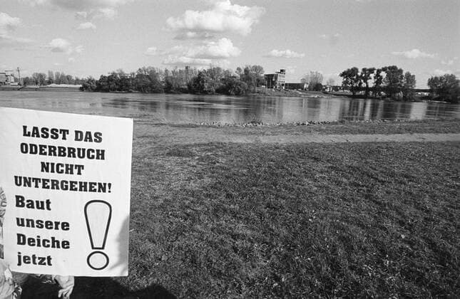 Hochwasser an der Oder Protestkundgebung der Buergerinitiative Rettet das Oderbruch von Bewohnern des Oderbruchs gegen die schleppende Reparatur der Deiche und gegen einen Besiedlungsstop des Oderbruchs nach dem Hochwasser, auf einem ehem. Sandabfuell - und Hubschrauberlandeplatz, DEU, Hohenwutzen, 14.09.1997, Deutschland, Â