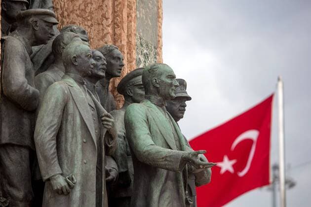 Istanbul - Taksim Square Tuerkei, Hauptstadt Istanbul, tuerkische, tuerkisch, Stadt, city, Grossstadt, europe, europaeische, turkey, turkish, Grossstadt, tuerkische, Istanbuler, Taksim Square, oeffentlicher Platz, Denkmal, Denkmale, monument, monuments, Personendenkmal, Personendenkmaeler, Skulptur, Skulpturen, Taksim-Platz (Taksim Meydani±) im Stadtteil Beyoglu, Denkmal der Republik , das an die Gruendung der Türkei im Jahr 1923 erinnert, Mustafa Atatuerk,