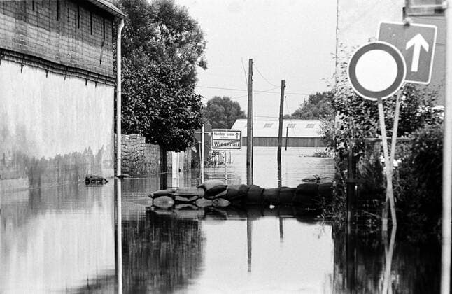 Hochwasser an der Oder Hochwasser an der Oder, in Wiesenau reicht das Wasser bis an den Ort heran, einige Häuser mussten verlassen werden, Ortsausgangsschild, DEU, Wiesenau, 29.07.1997, Deutschland, Â