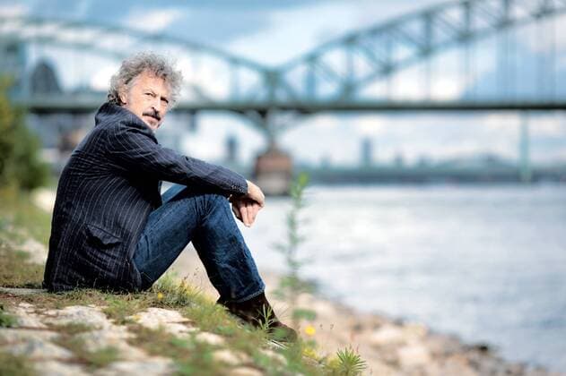 Wolfgang Niedecken, Musiker, Künstler und Sänger der Kölner Gruppe BAP, aufgenommen am Rheinufer in Köln.